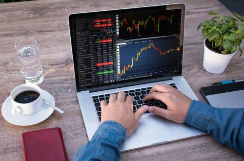 Spread Behavior Patterns Across Forex Sessions 4 Line and candlestick forex charts with trading course annotations on screen